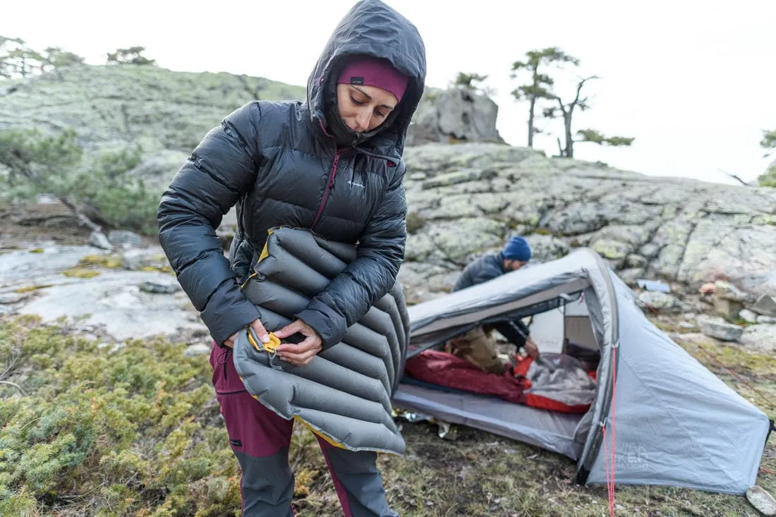 Doudoune en duvet de trek montagne avec capuche - MT900 -18°C - Femme